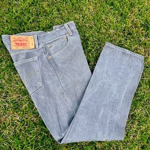 Levi’s men 501 straight leg button fly jeans. (Ash grey)
